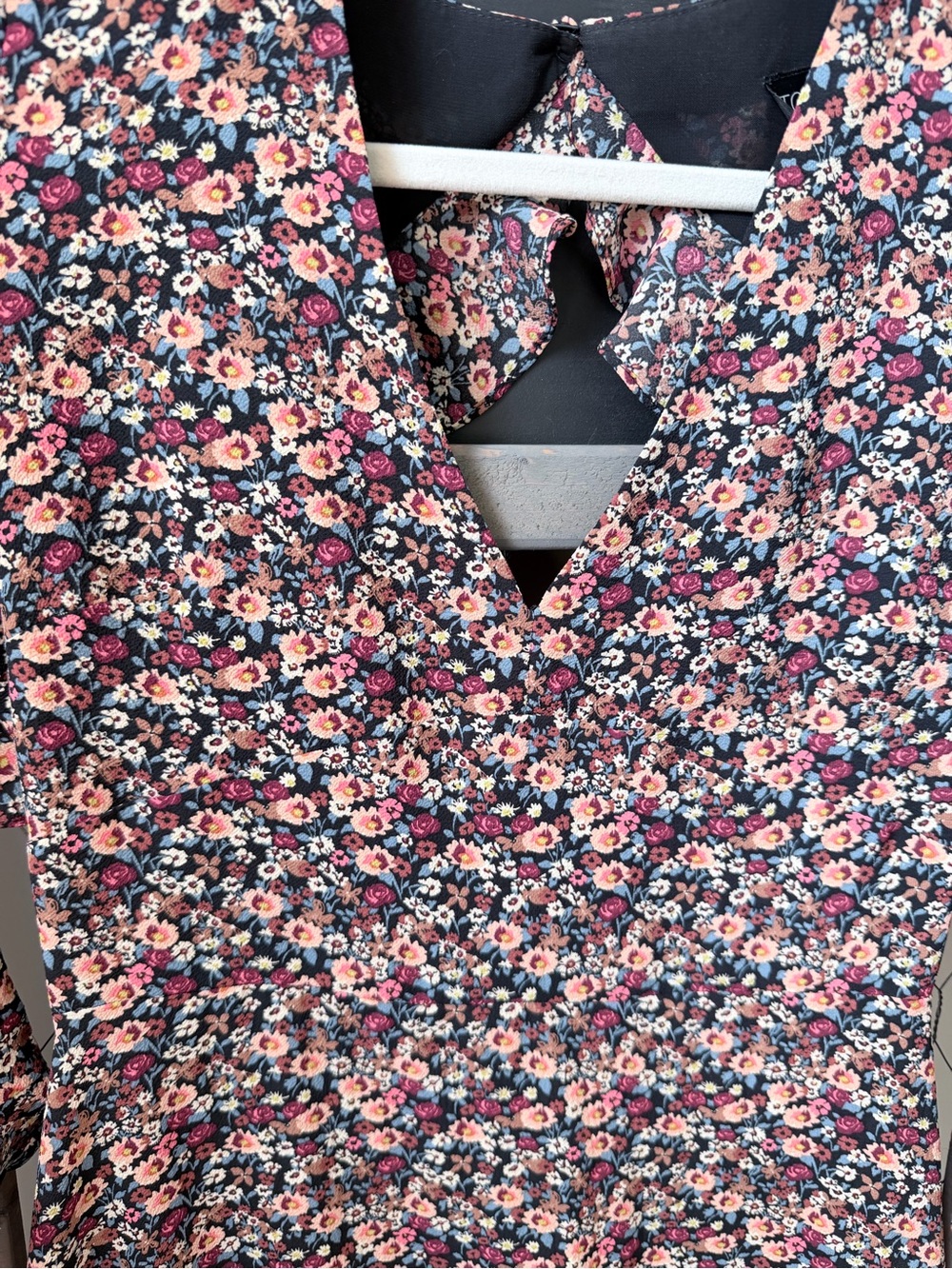 Topshop Size 6 V-Neck Ruffled Hem Flutter Sleeve Floral Dress - Picture 4 of 9